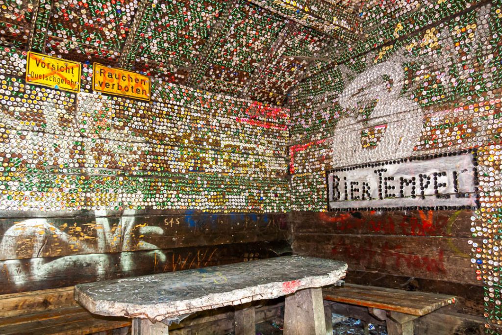 Temple of Beer covered with crown caps all over / © Foto: Georg Berg