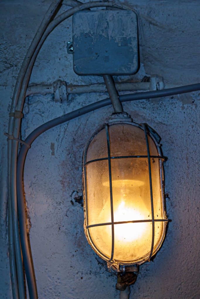 Fixture with light bulb in Grevenbroich, Germany / © Foto: Georg Berg