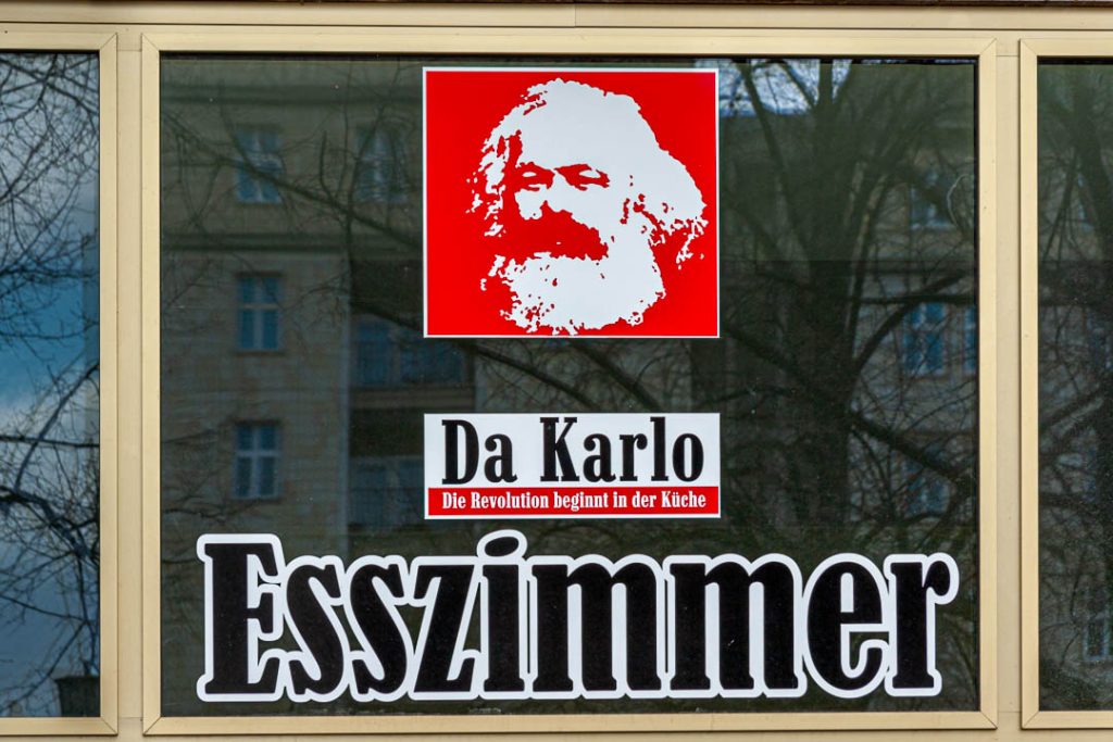 Da Karlo. Ein Restaurant namens Esszimmer macht Werbung mit dem Konterfei von Karl Marx / © Foto: Georg Berg