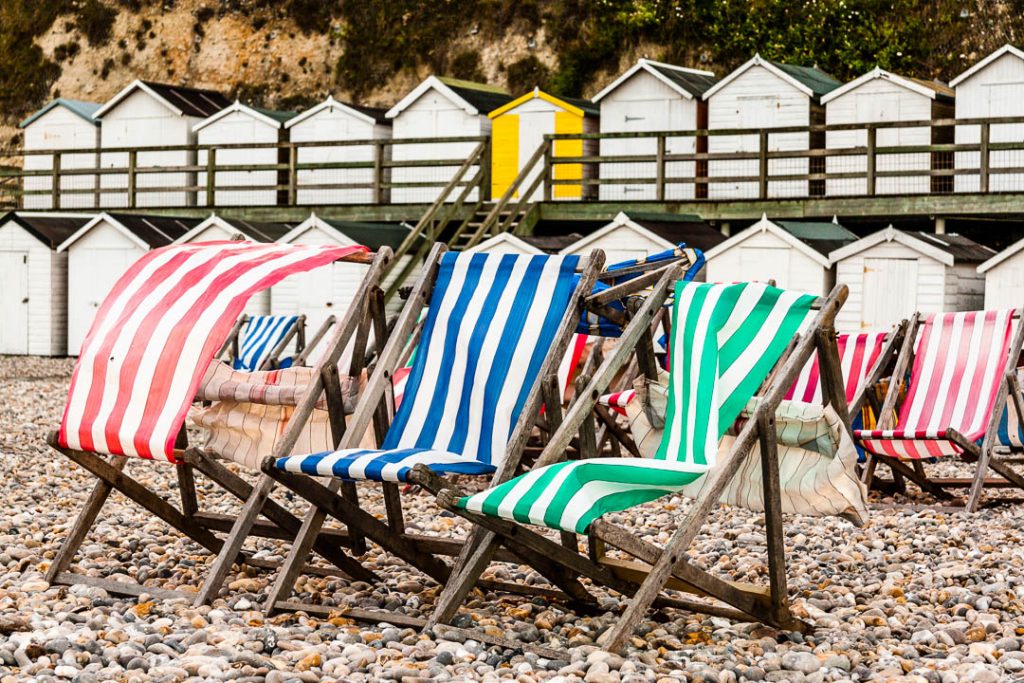 Deckchairs on the beach in Beer, Devon / © Foto: Georg Berg