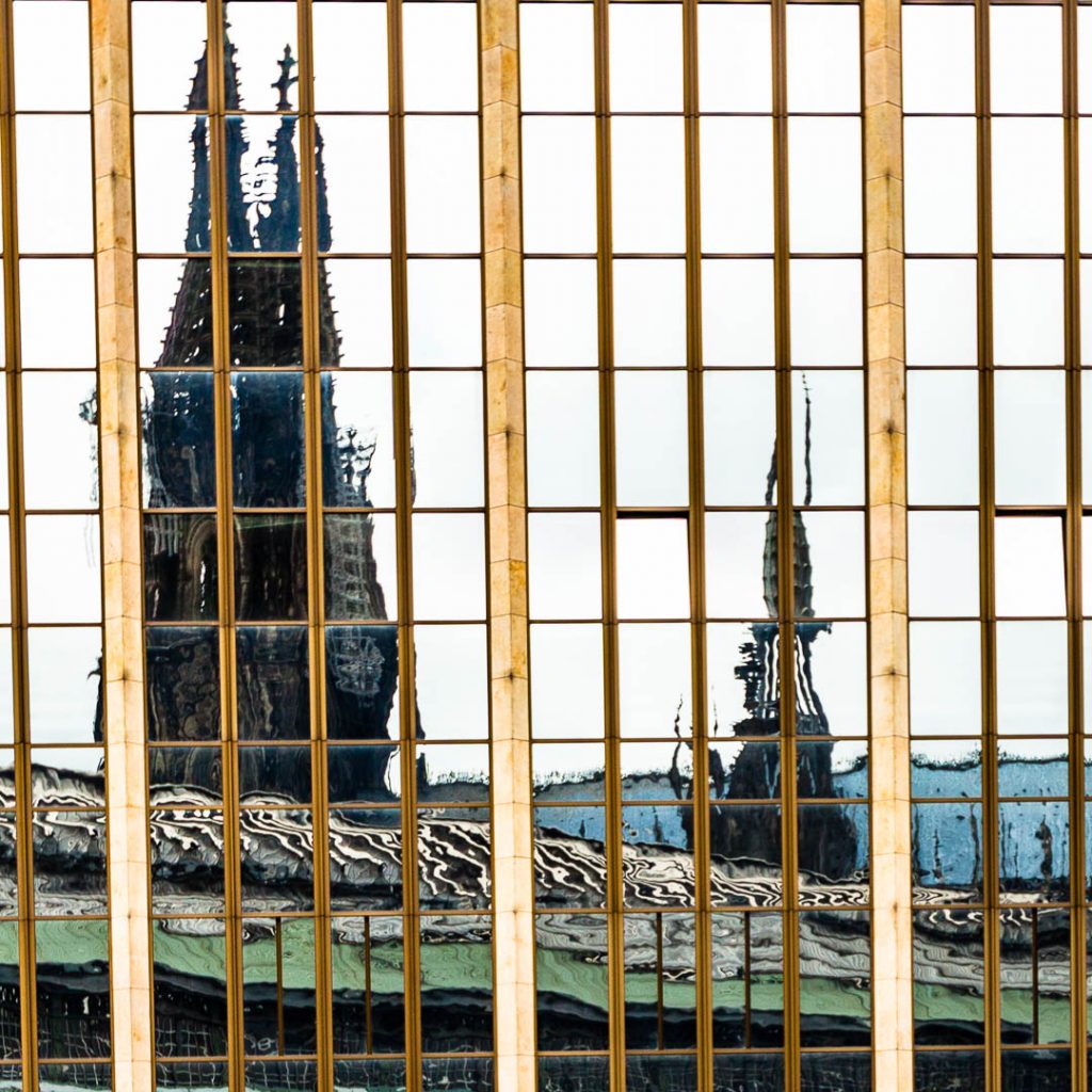 Distorted reflection of Cologne Cathedral in a glas facadeanan / © Foto: Georg Berg