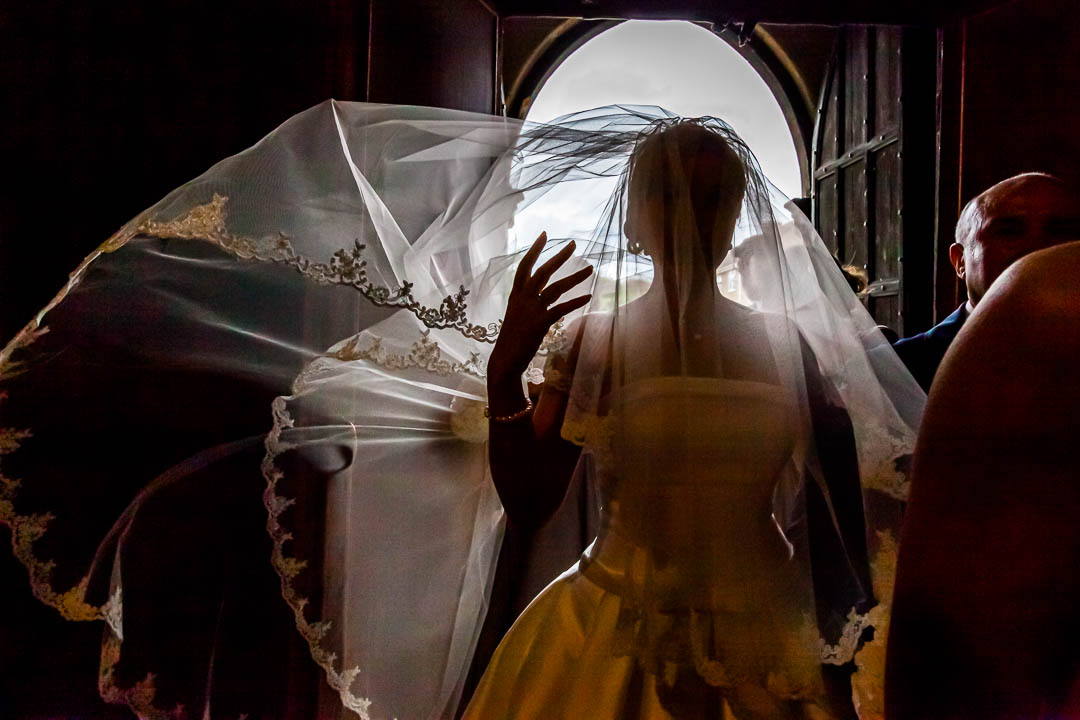 Bride in crosslight of church's door on her way to her Wedding
 / © Foto: Georg Berg