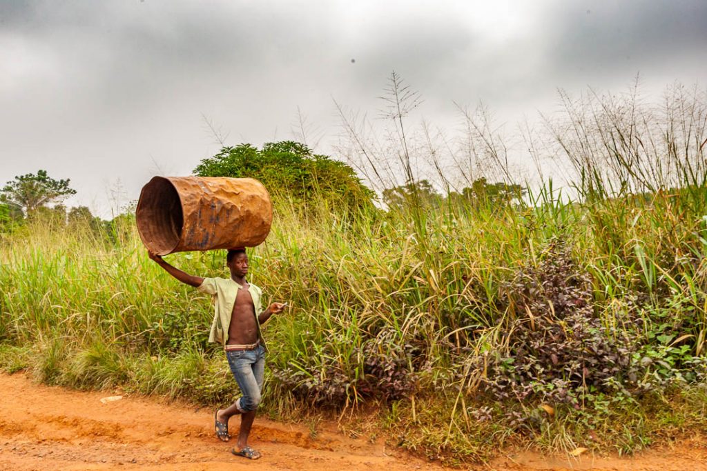 Das Ölfass ist in Afrika schon weit herumgekommen und trotz seiner Beulen immer noch wertvoll / © Foto: Georg Berg