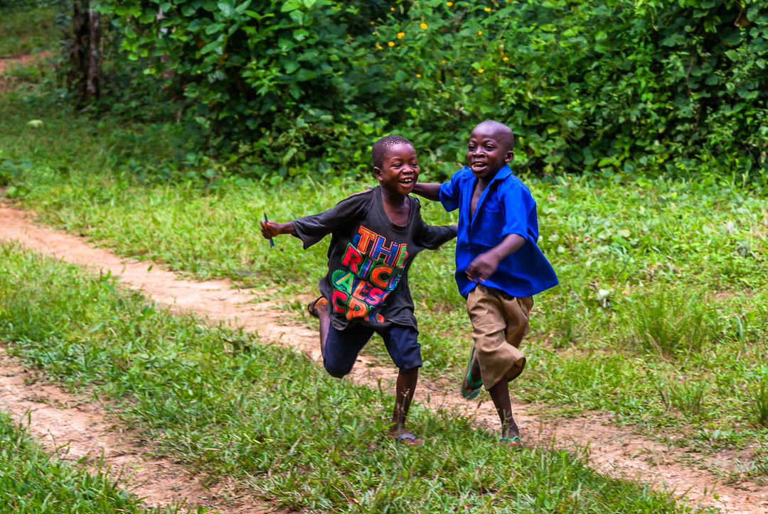 In Sierra Leone verspricht der Schulbesuch eine bessere Zukunft. „Die Reichen weinen auch“, steht auf dem T-Shirt. Wenn sie mal lesen können, haben die Jungen hoffentlich noch mehr Grund zu lachen / © Foto: Georg Berg