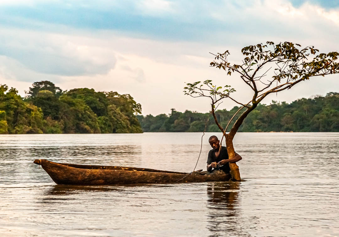 Warten auf den großen Fang. Fischer im Kanu auf dem Moa-Fluss in Sierra Leone / © Foto: Georg Berg