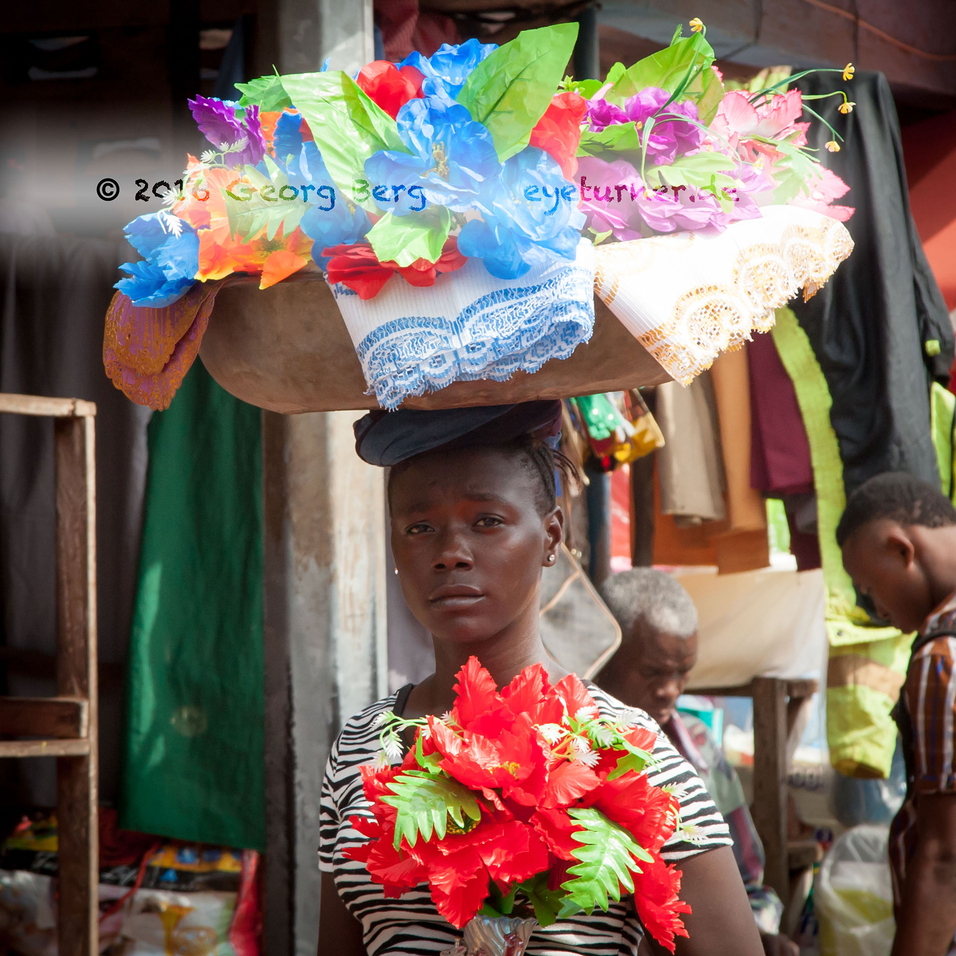 Ein Bäckerjunge in Sierra Leone trägt Brot auf dem Kopf