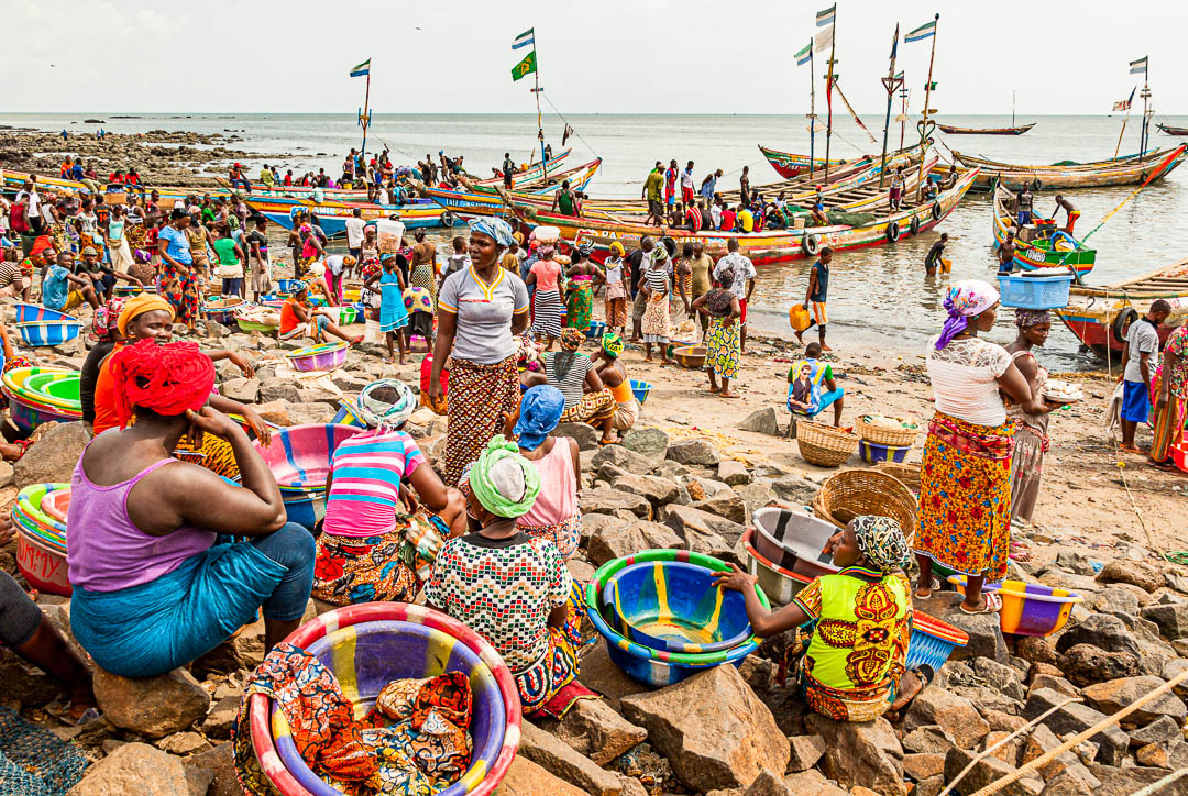 Rollenverteilung im Hafen von Tombo Bay, Sierra Leone. Frauen warten auf die Fischer und ihren Fang. Der einzige Weiße auf diesem Bild: Christiano Ronaldo (CR7) isoliert von den Anderen gedruckt auf einem T-Shirt / © Foto: Georg Berg