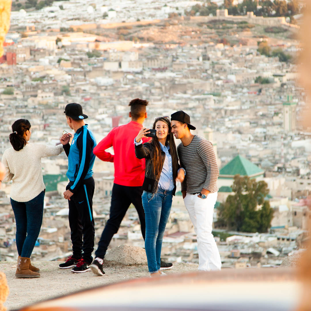 Youngsters taking selfies in the evening sun north of Fès / © Foto: Georg Berg