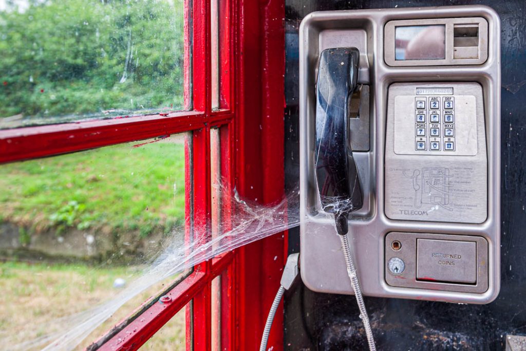 Symbol für Obsoleszenz. Selten genutzte Telefonzelle mit Spinnweben in Waveney, England / © Foto: Georg Berg
