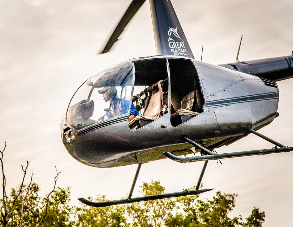 Luftiger Logensitz: Durch die offenen Seitenteile des Robinson R44 Hubschraubers hat man eine phantastische Aussicht / © Foto: Georg Berg
