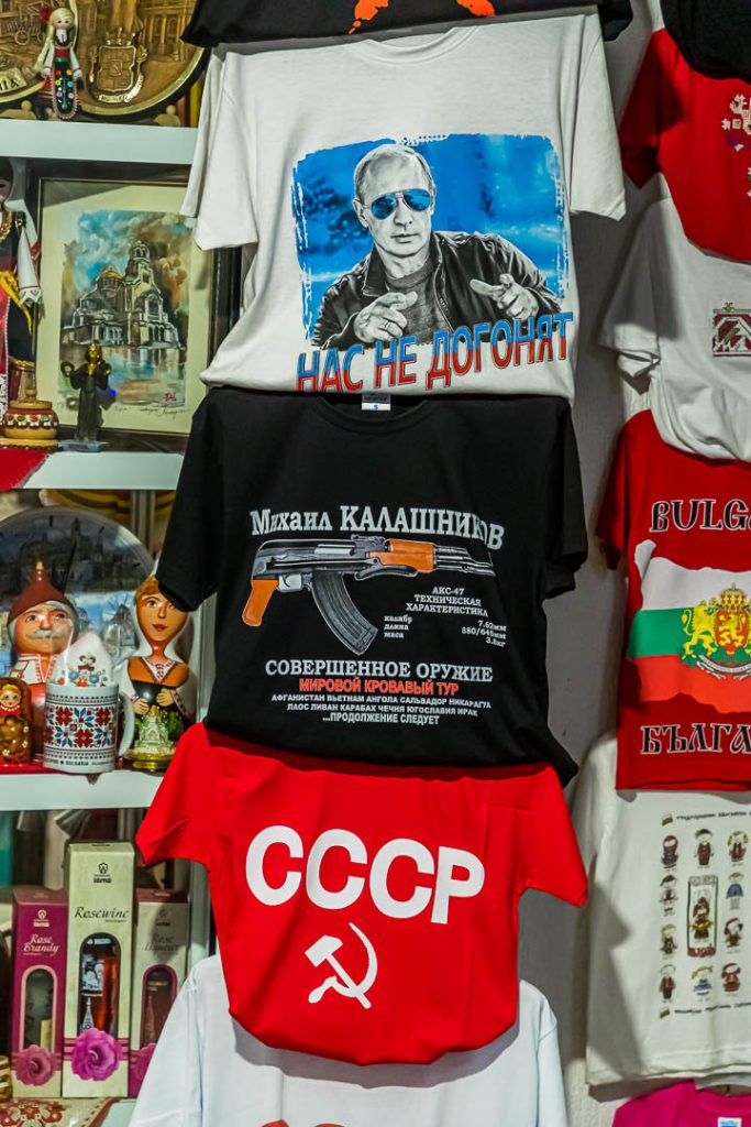 T-Shirts mit Wladimir Putin, der UDSSR und einer Kalashnikow