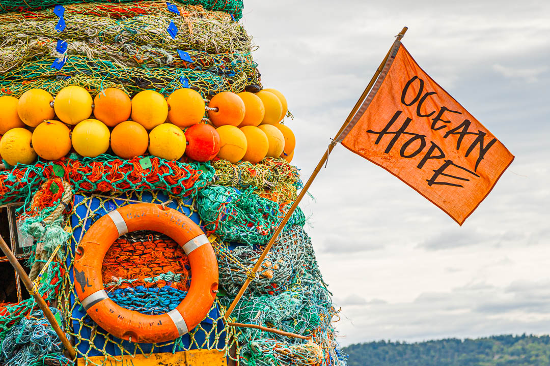 Die Organisation Ocean Hope baut in Oslo, Norwegen, einen Leuchtturm aus Plastikmüll aus dem Meer. / © Foto: Georg Berg