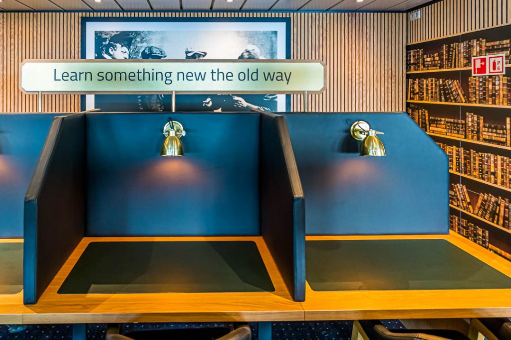 Die Bordbilbliothek auf der Norröna bietet ruhige Ecken zum studieren / © Foto: Georg Berg
