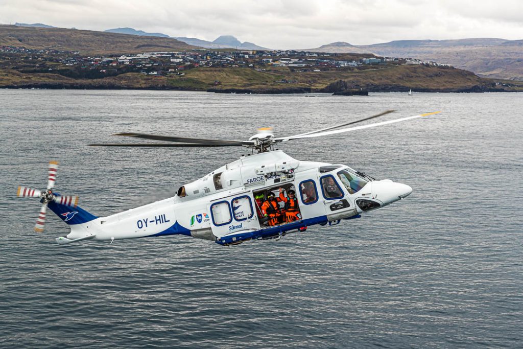 Hubschrauber über der Bucht von Tórshavn / © Foto: Georg Berg