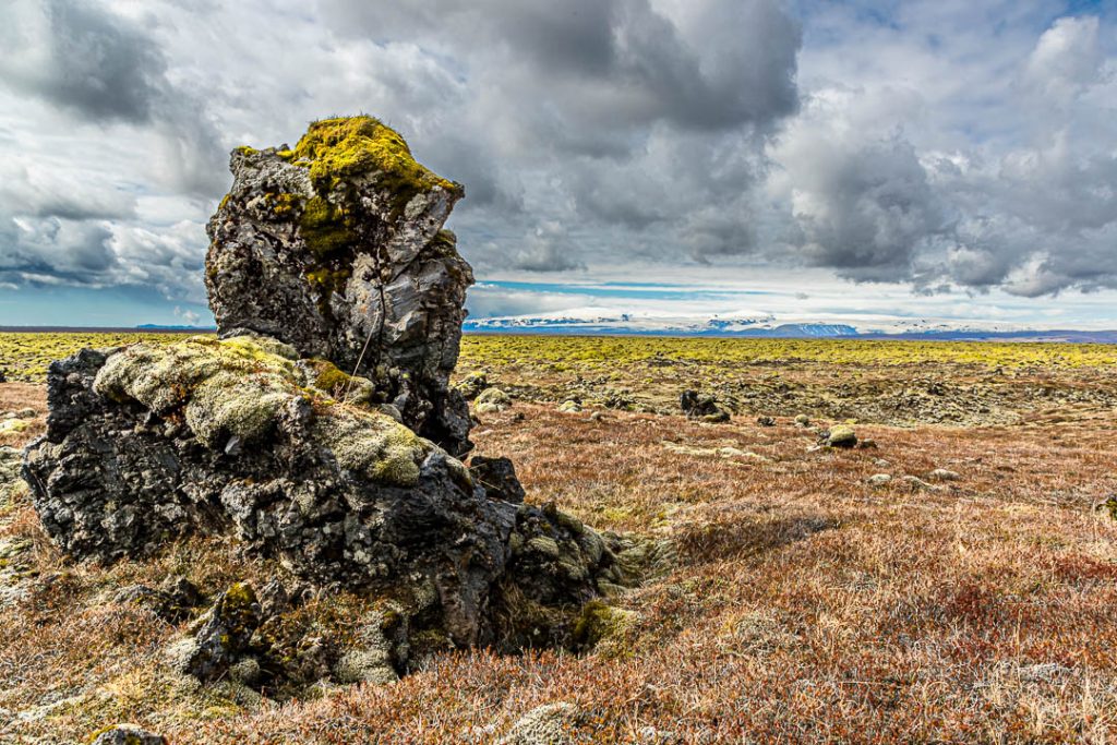Im Lavafeld Eldhraun in Island regen viele Felsformationen die Phantasie an / © Foto: Georg Berg