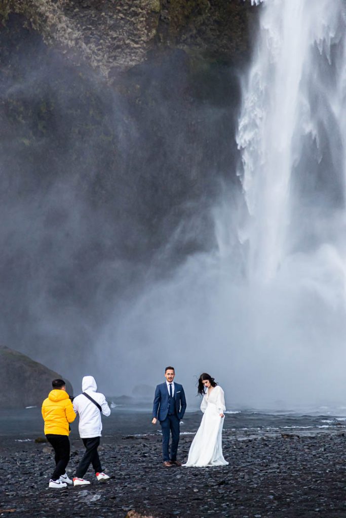 Hochzeits-Photoshooting am Wasserfall Skógafoss, Island / © Foto: Georg Berg