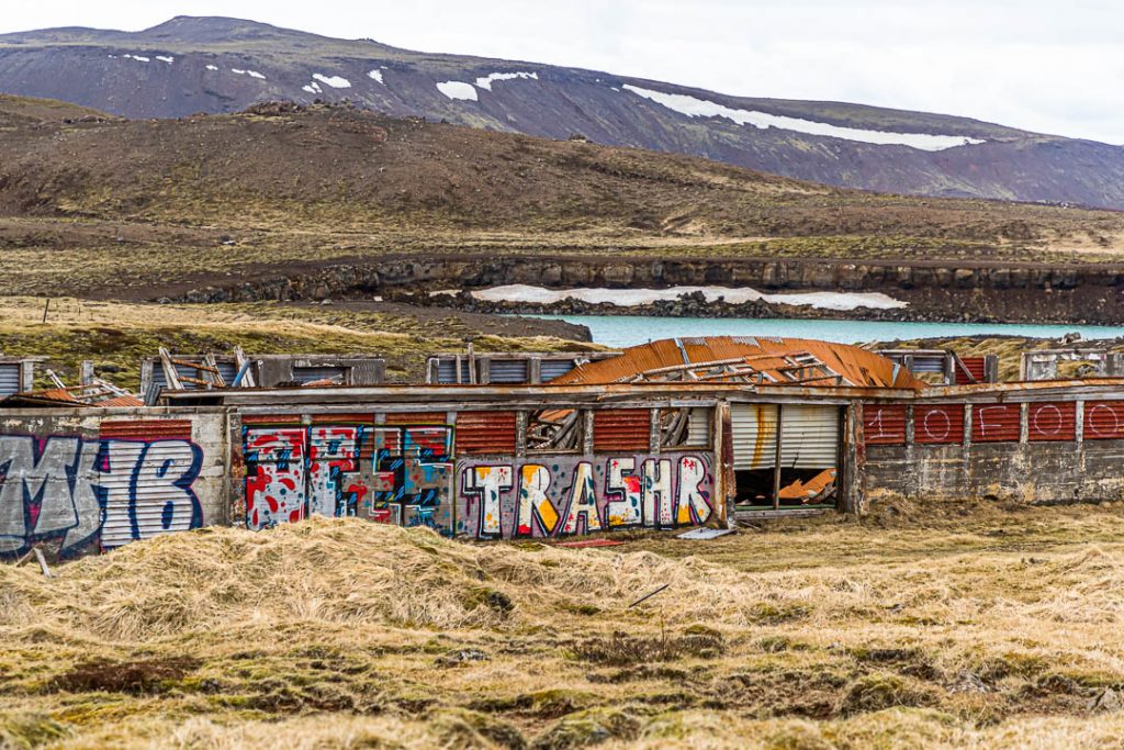 In der Nähe des Gígvatnsvatn Sees in Süd-Island verfällt eine Industrieruine und erhält mehr und mehr Trash Grafitti / © Foto: Georg Berg