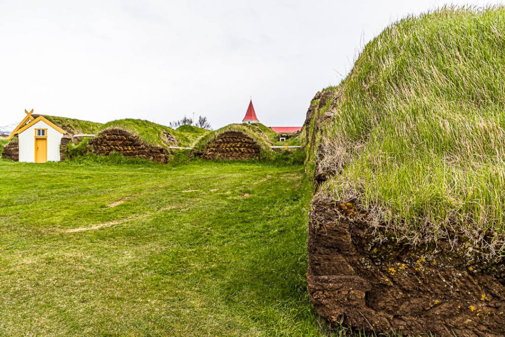 Bauernhof und Museum Glaumbær wurden in der für Island typischen Torfbauweise errichtet / © Foto: Georg Berg