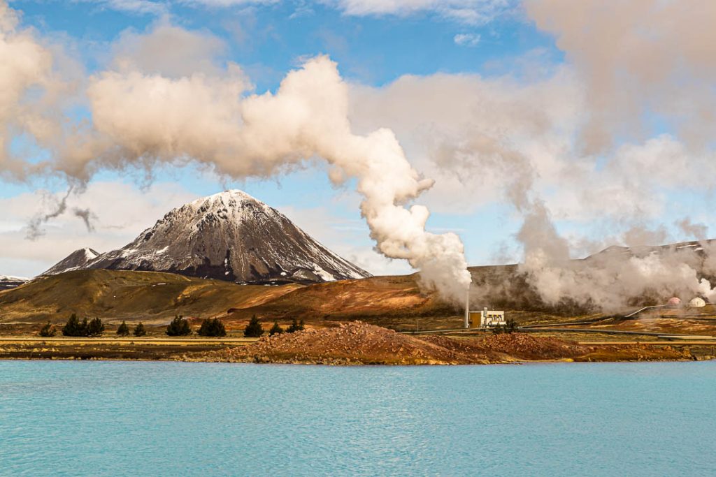 Hinter einem Blauen See mitten in Island liegt die Myvatn Geothermal Area / © Foto: Georg Berg