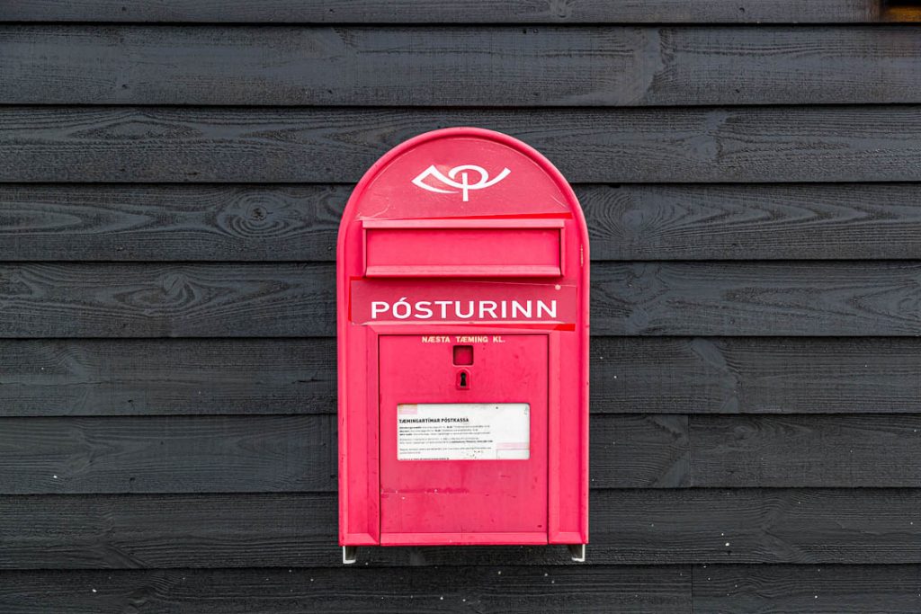 Briefkasten der isländischen Post / © Foto: Georg Berg