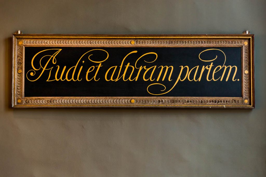 Die Inschrift im Sitzungssaal des Ratshauses von Zwolle: "Audi et altaram partem" erinnert daran, dass hier auch das Gericht getagt hat / © Foto: Georg Berg