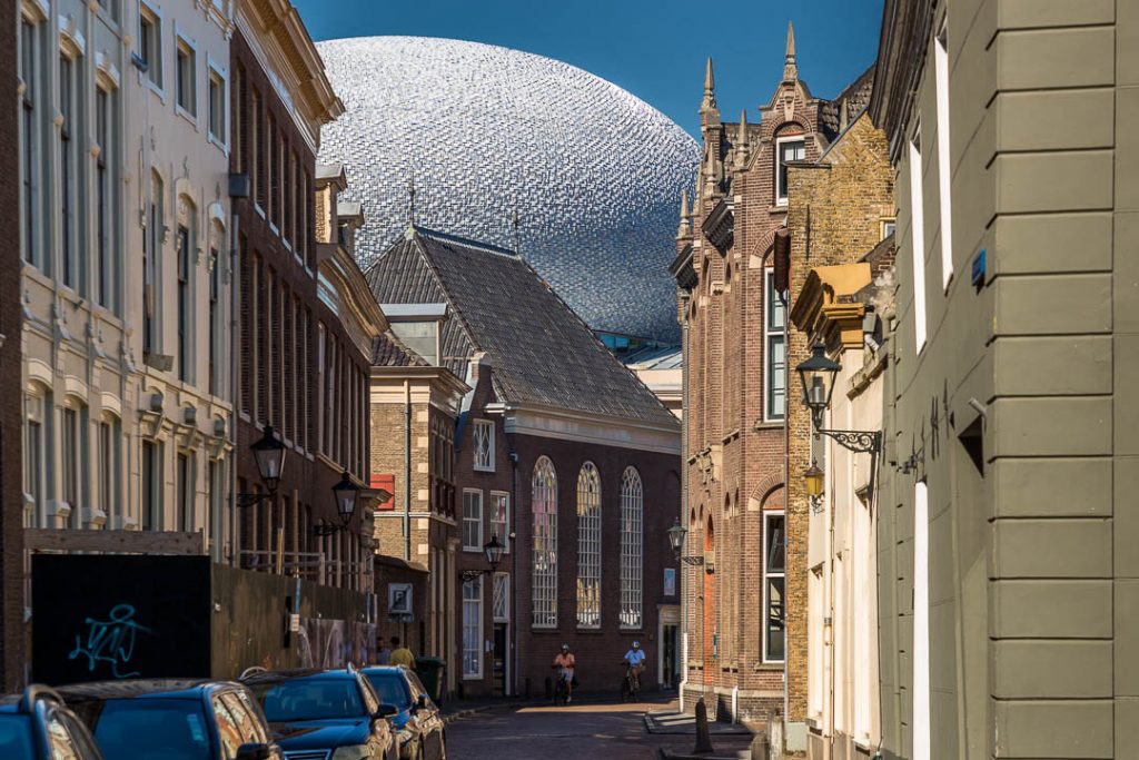 Museum de Fundatie: Neoklassizistischer Palast mit futuristischem Anbau auf dem Dach und einer internationalen Kunstsammlung in Zwolle, Niederlande / © Foto: Georg Berg